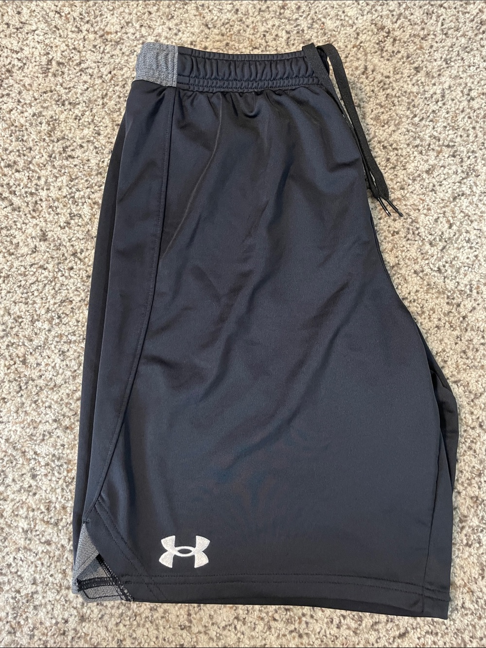 Under Armour Black men’s Athletic shirts with Gray Waistband size small nwot
